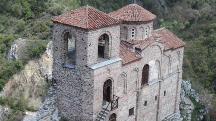 Млад мъж се самозапали в колата си на Асенова крепост