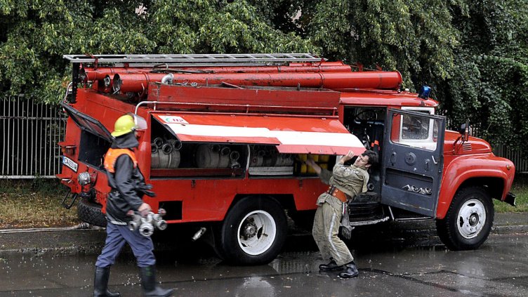 Голям пожар избухна в маслобойна в Харманли
