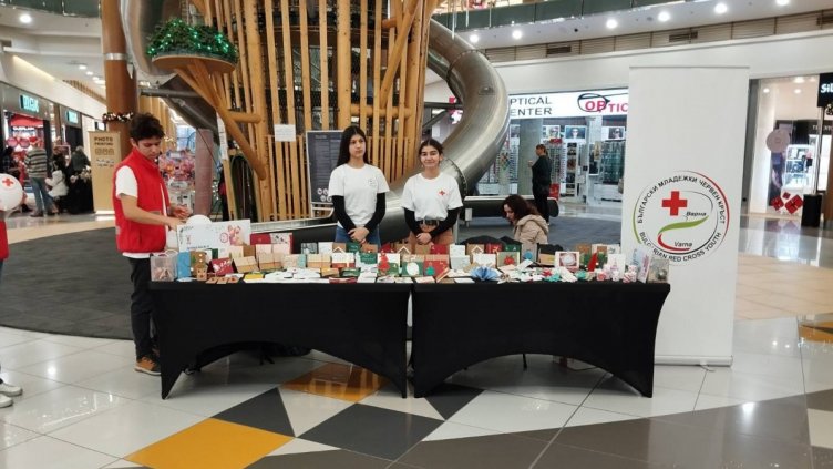 БЧК ще зарадва с подаръци децата, които посрещат празниците в "Терапията" 