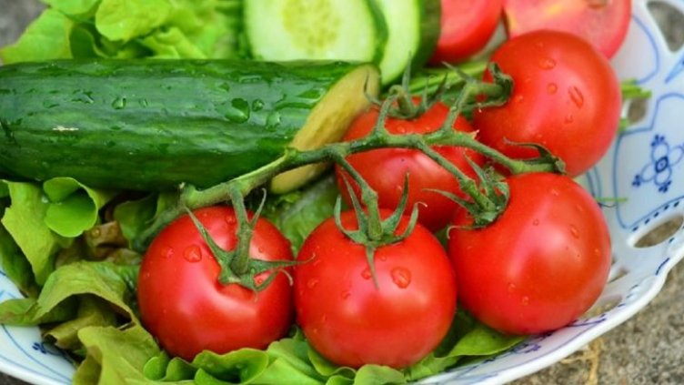 Доматите поевтиняват, краставиците - не