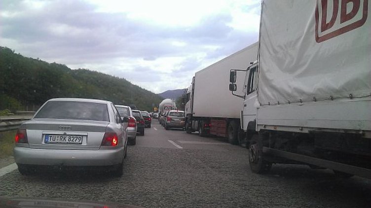 Верижна катастрофа затвори участък на АМ Хемус
