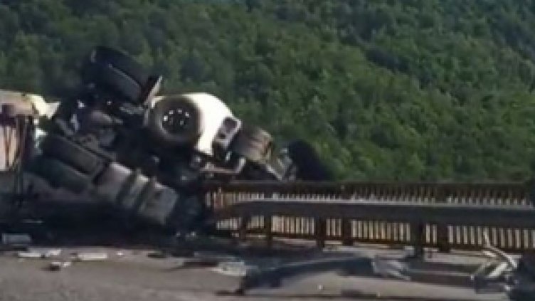 Експерт: Ако цистерната беше паднала, нямаше да остане нищо от магистралата