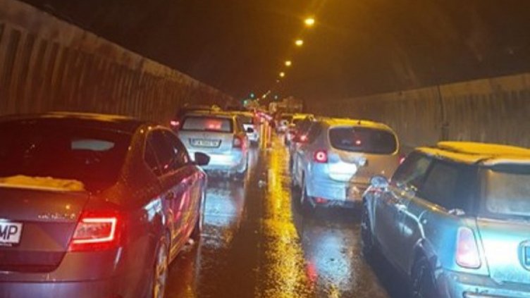 Ад в тунелите на АМ "Хемус": Коли, заклещени с часове!