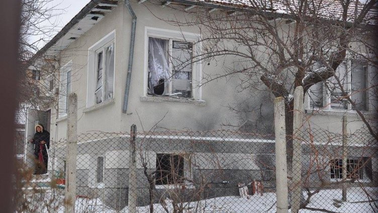 Взривената къща на майката на кмета на Аксаково (СНИМКИ)