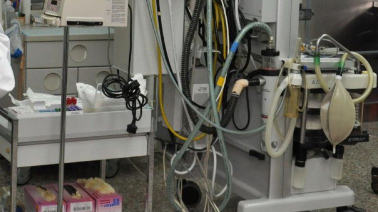 Бебета с изгаряния, приспивали ги със сешоар