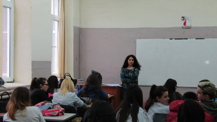 Варненски съдия се срещна с ученици от Търговската гимназия