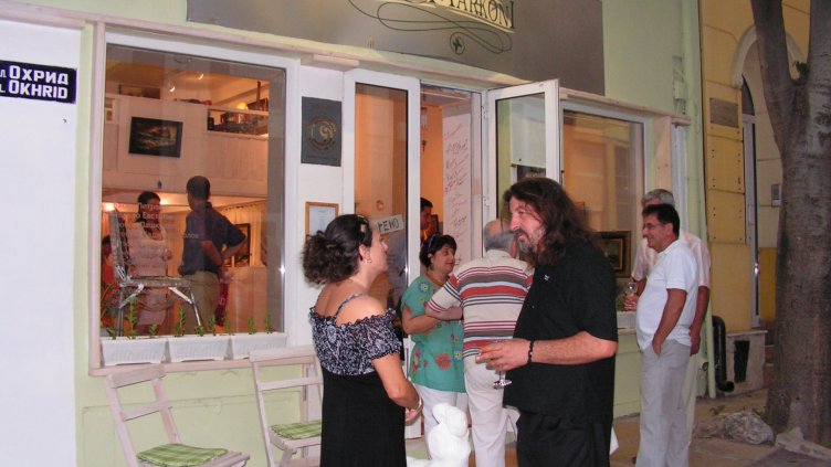 В галерия „Арт Маркони“ се събират художникът и певецът Васил Петров