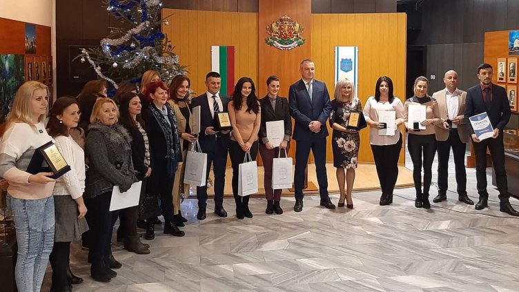 ДГ "Крилатко", МУ - Варна и вх. 3 на бл. 205 в Кайсиева градина са победителите в конкурса „Да украсим Варна за Коледа“