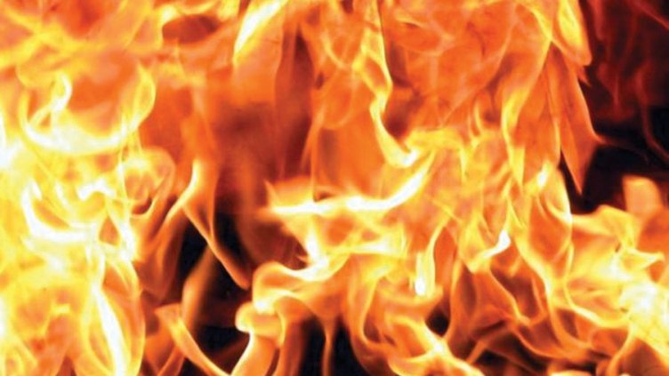 Фолксваген с газово изгоря като факла в кв. "Аспарухово", шофьорът пострада