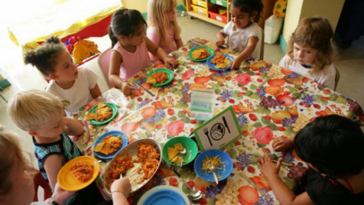Сключват нов договор за храненето в детските градини