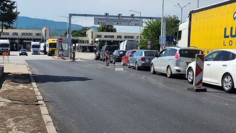 Засилен е трафикът на граничния пункт "Кулата" 