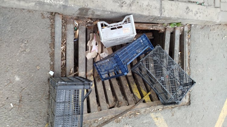 Опасна еднометрова дупка зее вече повече от месец на оживено място във Варна (СНИМКИ)