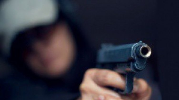 Десетокласничка опря пистолет в главата на съученичка