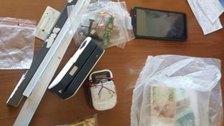 Във Варна заловиха мъж с устройства за източване на банкови карти