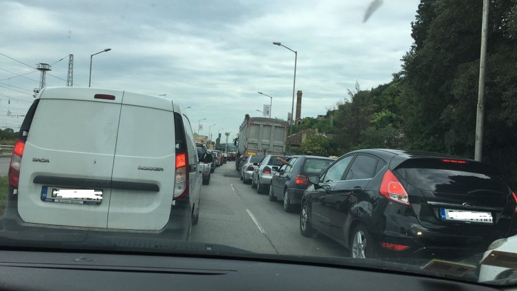 Километрично задръстване по крайезерния път