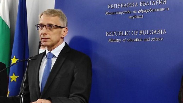 Денков увърта за 15-и и ваканциите. Пита синдикати, учители, родители