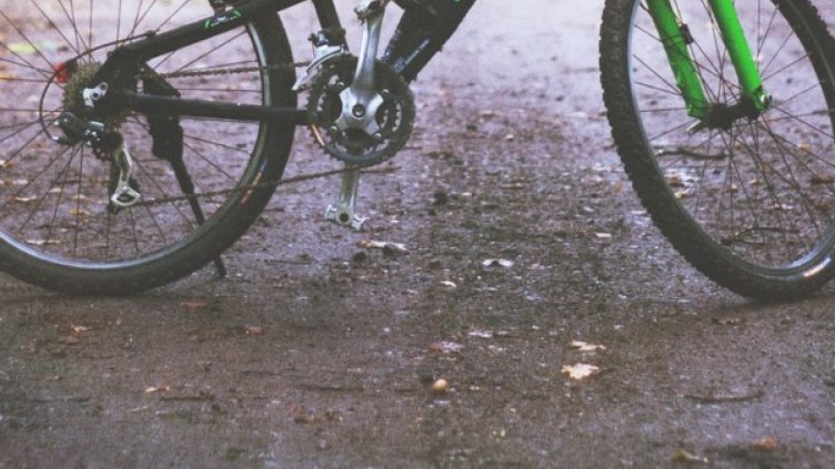 Дете счупи глезен след сблъсък с велосипед