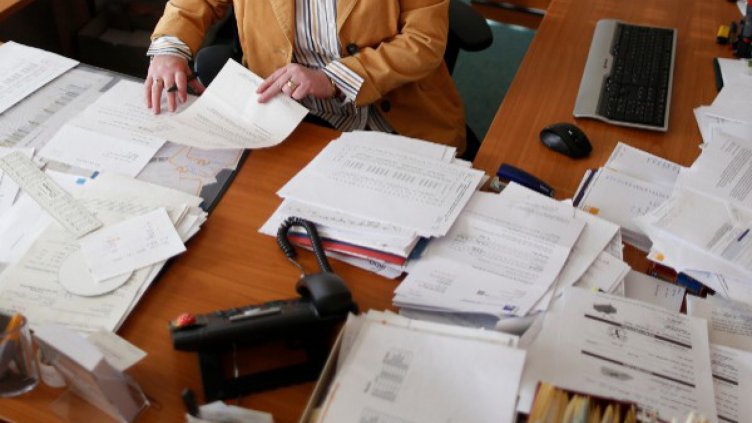 6382 чиновници пенсионери още са в администрацията