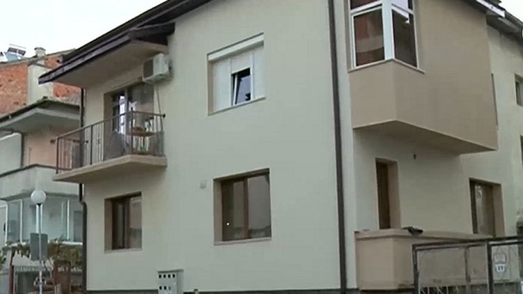 Задържаха двамата родители на убитите деца в Сандански