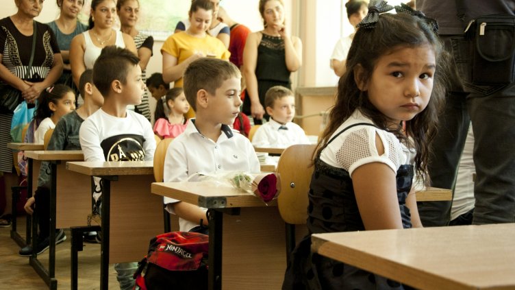 Отпуснаха еднократни помощи на над 1800 първокласници във Варна