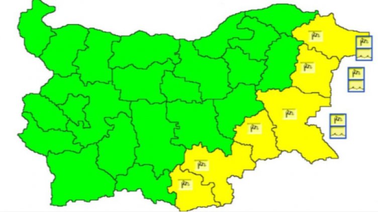 Силен вятър и облаци по морето в първия работен ден от седмицата