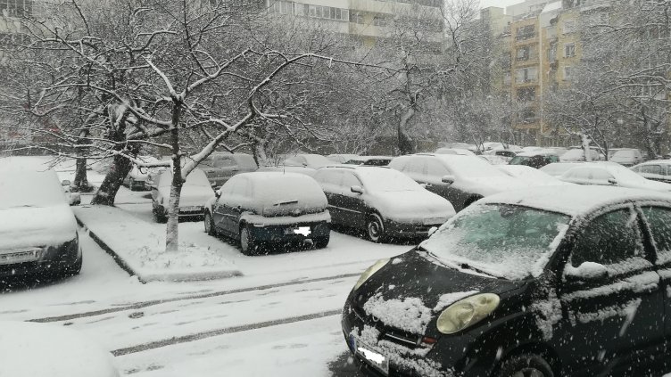 Дъжд и сняг на много места в страната днес