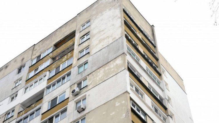 60-годишна падна от 16-я етаж, почина