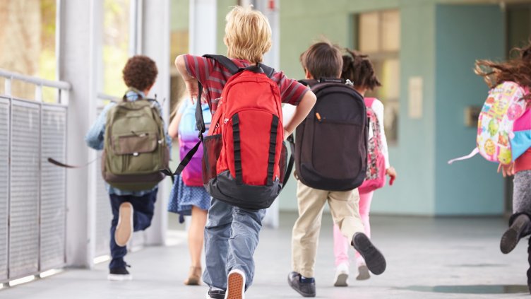 МОН дава близо 3 млн. лева за шкафчета срещу тежките раници