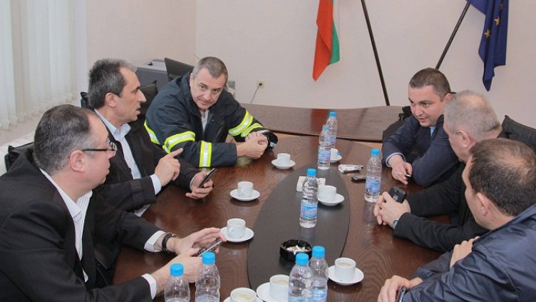 Катер на ВМС претърсва канала за жертви