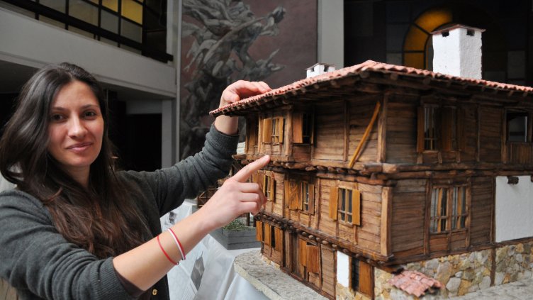 Макети на възрожденски къщи радват варненци