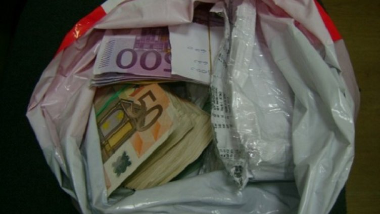 Граничари заловиха 94 000 лева на ГКПП “Лесово”