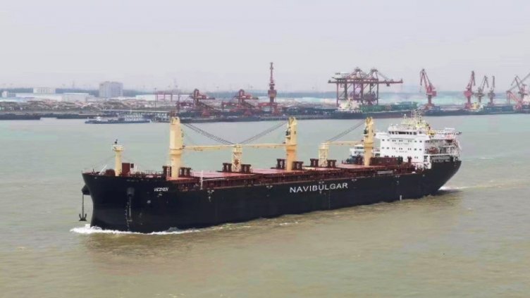 Посолството ни в Швеция е в постоянен контакт с властите заради задържания кораб