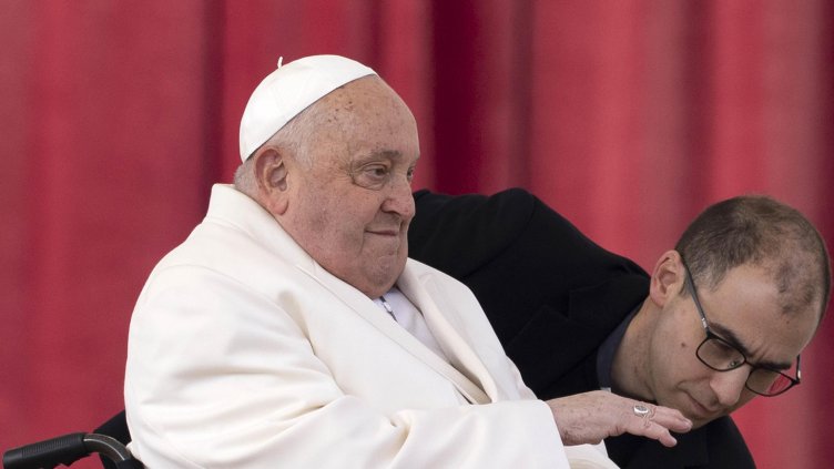 Папа Франциск остава в критично състояние