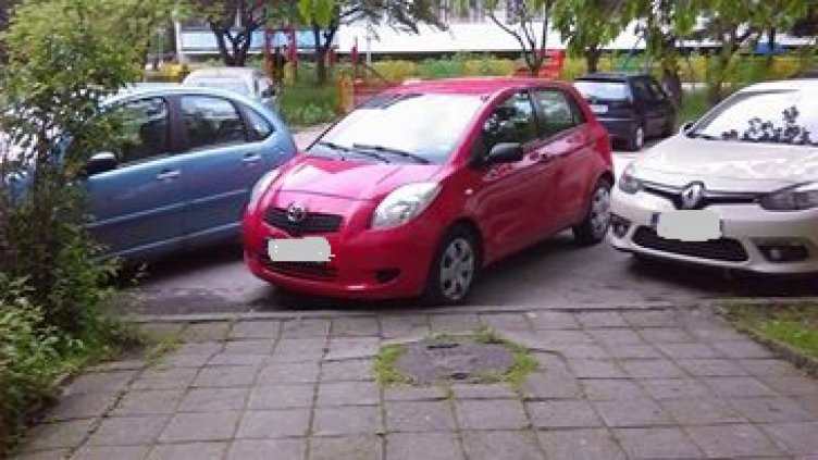 Погват служебните коли, ползващи незаконно кварталните паркинги във Варна