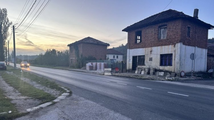 Пълна безотговорност: Мотористът, помел 2 деца на пътя София-Варна, имал 11 глоби