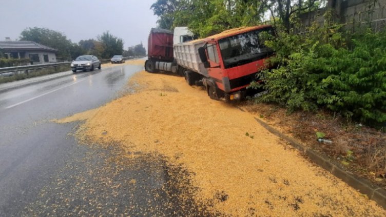 Два тира се блъснаха на пътя Варна - Добрич 