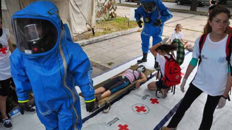 За първи път демонстрираха спасяване с надуваем душек от висока сграда (СНИМКИ)