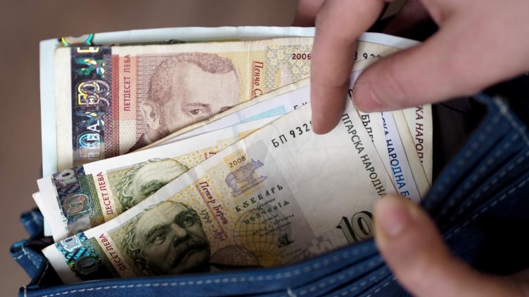 И гурбетчиите ни кътат, не пращат пари на мама и тате у нас. Криза е!