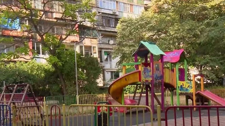 Дете получи изгаряния след токов удар от стълб до детска площадка в Младост