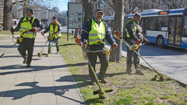 Започна косене на зелените площи в центъра на Варна