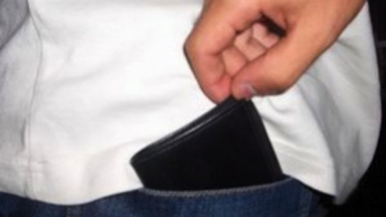 18-годишна открадна портмоне от варненско училище