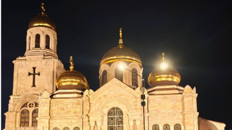 Катедралата във Варна блесна с ново осветление