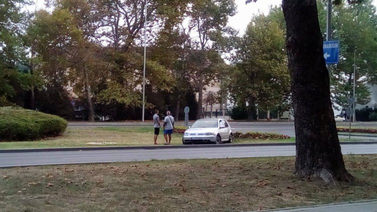 Млад шофьор излетя от платното(Снимка)