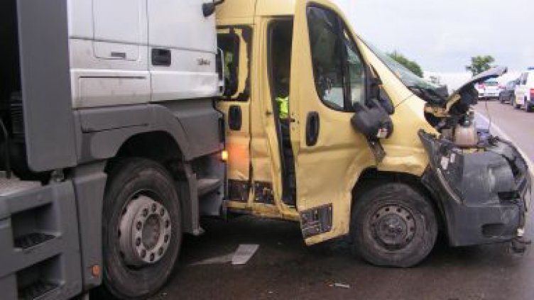 Пътнически бус и два тира се удариха на пътя Русе-Търново