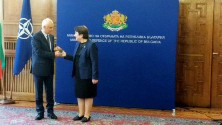 Министърът на отбраната награди служители на ВВМУ