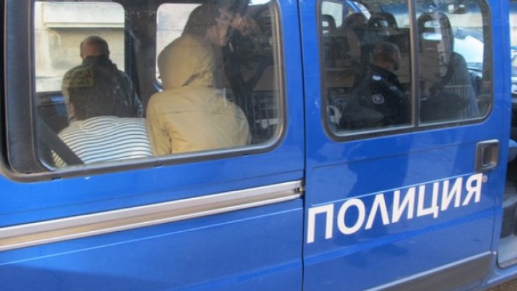 Спипаха 13 нелегални мигранти в хасковски микробус
