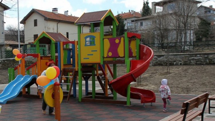 Подхвърлиха отрова на детска площадка в Сливен