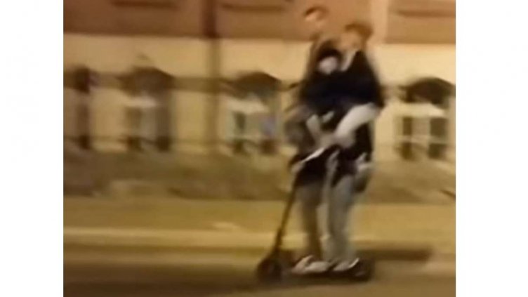"Световен рекорд" във Варна! Четирима се качиха на една тротинетка