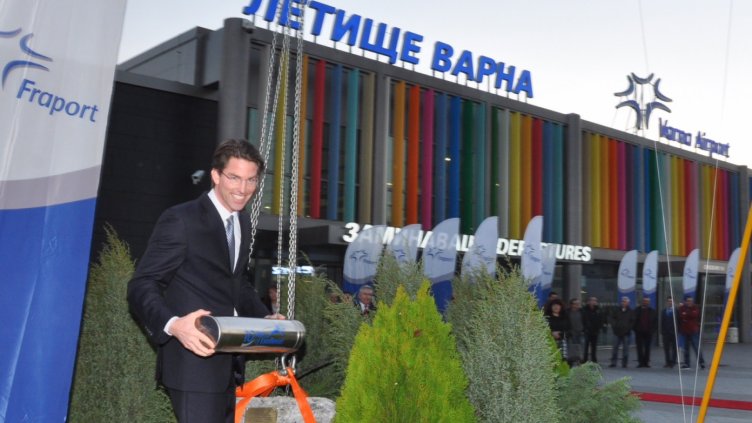 На летището във Варна капсулата беше спусната в земята от главния изпълнителен директор на "Фрапорт Туин Стар Еърпорт Мениджмънт" АД Улрих Хеппе и покрита с 250-килограмово парче от пистата на аеропорта в Бургас.