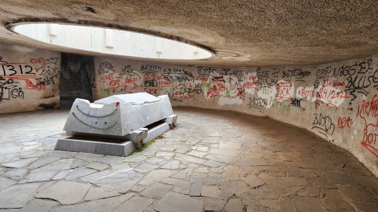 Рут отвръща на удара: Показа "на светло" поругания паметник в Перущица 